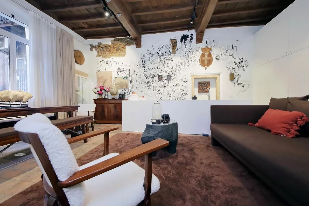 The Eclectic Home Of Collector - Navona Square Rome