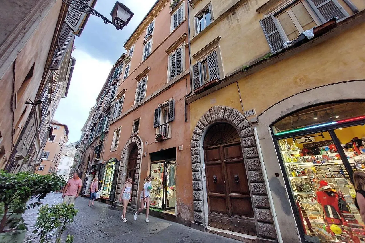 The Eclectic Home Of Collector - Navona Square Rome
