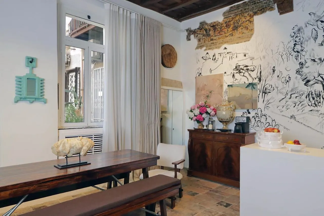 The Eclectic Home Of Collector - Navona Square Rome Apartment